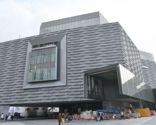 香港藝術館將於11月30日重開,新設計採用了波浪紋水泥牆及通透的玻璃幕牆。