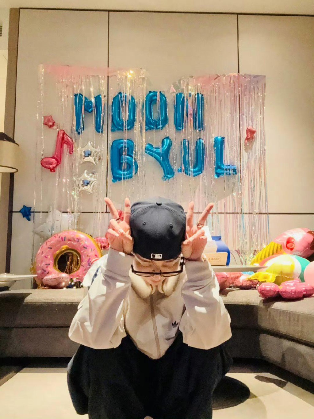 玟星昨晚(20日)的演出取消,在酒店直播與粉絲互動。 玟星昨晚(20日)的演出取消,在酒店直播與粉絲互動。