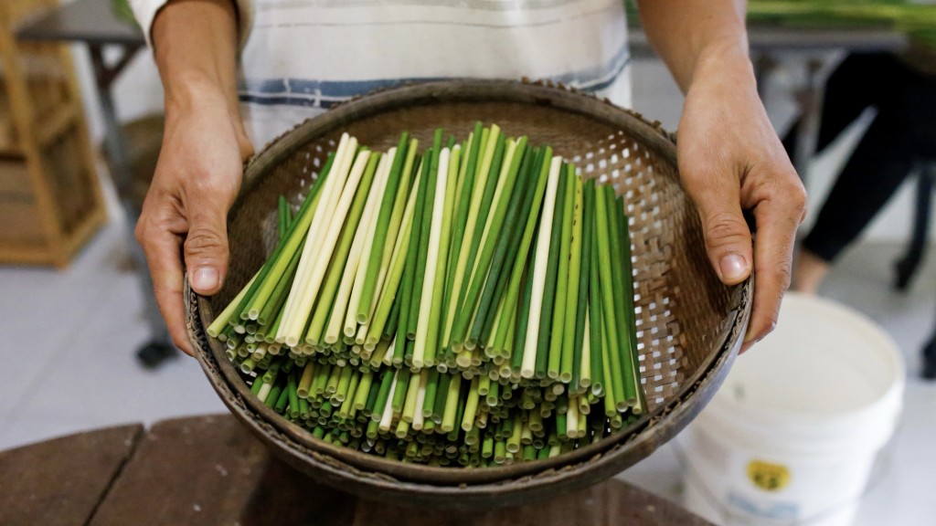 越南有人用「草飲管」。 路透社