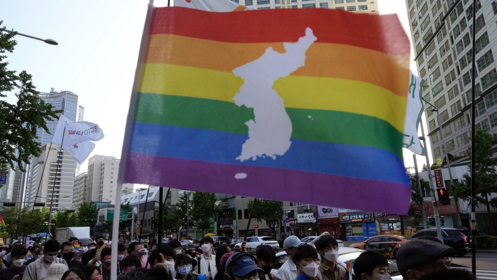 南韓LGBT權利支持者在同志彩虹旗加上朝鮮半島的形狀。 美聯社