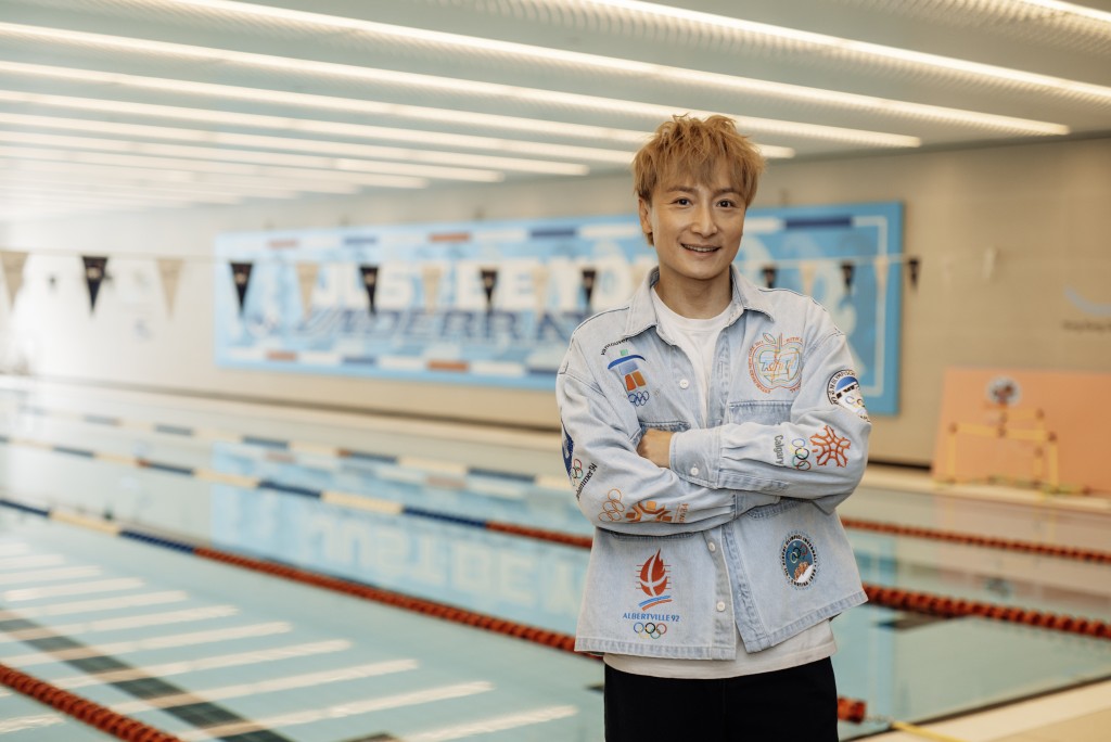 方力申(Alex)继7年前成功完成45公里香港环岛泳创下纪录后,早前宣布将于今年11月19日展开全长35公里的「方力申港澳慈善游2026」,由香港游到去澳门。(图片来源:《亲子王》) 方力申(Alex)继7年前成功完成45公里香港环岛泳创下纪录后,早前宣布将于今年11月19日展开全长35公里的「方力申港澳慈善游2026」,由香港游到去澳门。(图片来源:《亲子王》)