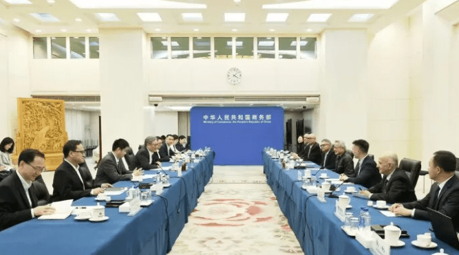 商務部部長王文濤會見輝達公司總裁兼首席執行官黃仁勳。商務部 商務部部長王文濤會見輝達公司總裁兼首席執行官黃仁勳。商務部