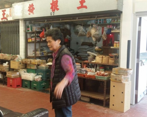 七旬女檔主面對「棺材本」被竊一面難過。