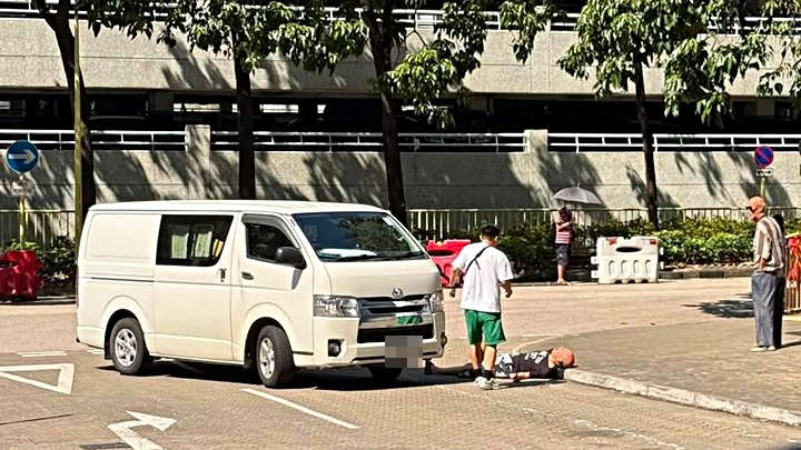 客貨車撞到老翁。網圖