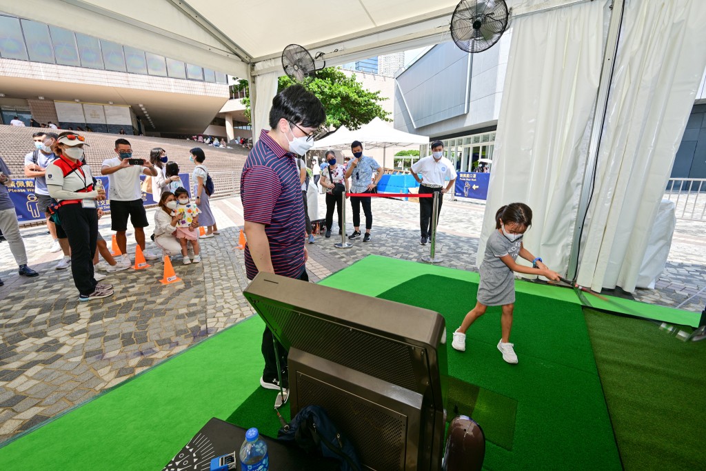 8 歲小朋友陳樂希參加「電子高爾夫球同樂日」活動。 公關圖片