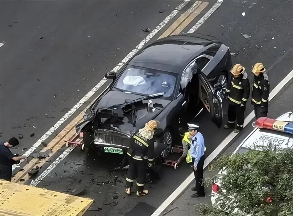 知名車評人陳震發生車禍，現場照片。