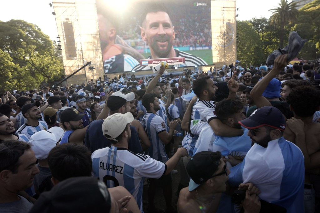 阿根廷球迷在国内欣赏比赛。 AP