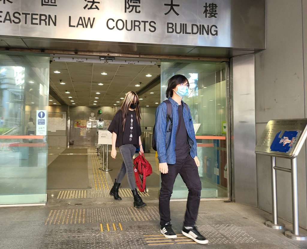 被告莫籍皓(左)區頌旼(右)離開法院。