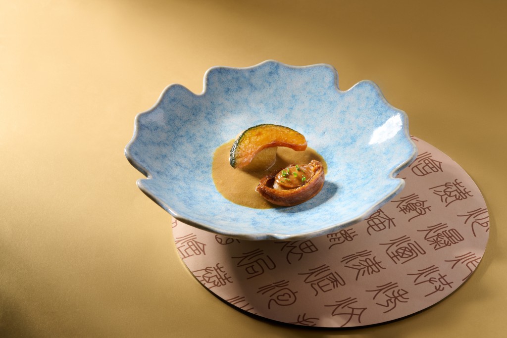 鳳肝汁煨鮑魚(國金軒)|將雞肝磨碎熬製成濃郁帶微甜的鳳肝汁,再經慢煮慢煨的五頭鮑魚,軟糯入味,配滑嫩玉子豆腐及香甜日本南瓜,口感細膩彈牙。 鳳肝汁煨鮑魚(國金軒)|將雞肝磨碎熬製成濃郁帶微甜的鳳肝汁,再經慢煮慢煨的五頭鮑魚,軟糯入味,配滑嫩玉子豆腐及香甜日本南瓜,口感細膩彈牙。
