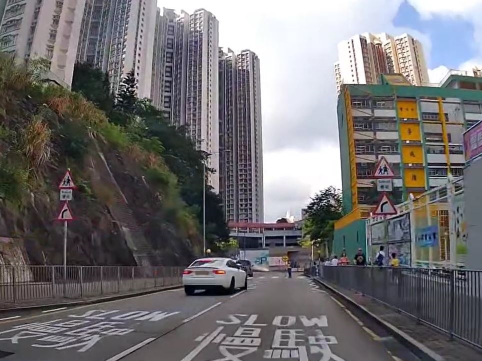 白色私家車駛至斑馬線前。fb車cam L（香港群組）影片截圖