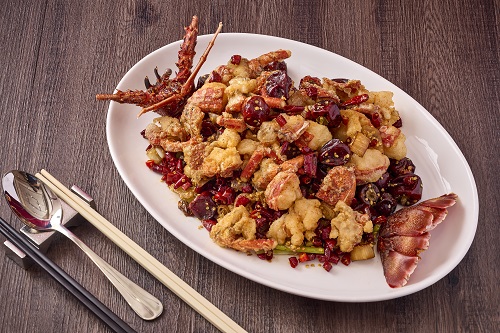 辣子龍蝦丁（時價）
選用南澳龍蝦煮成，靈感取自辣子雞丁。