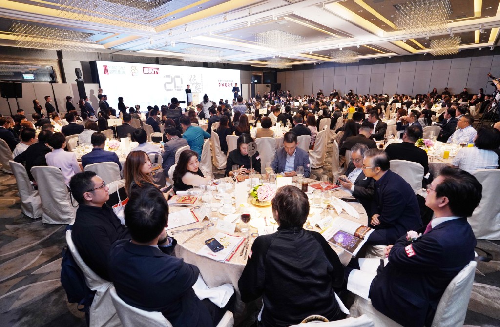 《东周刊》二十周年庆祝午宴暨「香港经典品牌」颁奖典礼，邀请政商、影视界等出席，场面十分热闹。