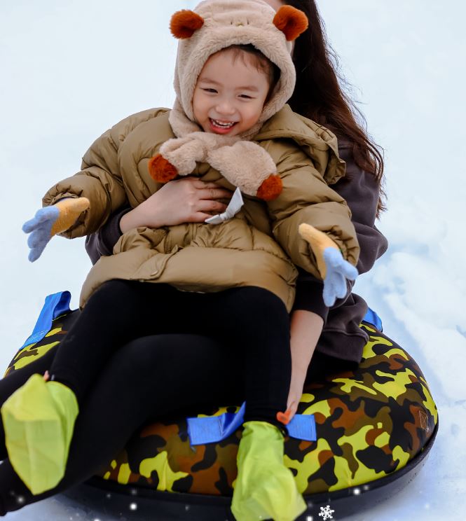 深圳冰雪節2024｜冰雪節場內的雪上玩意不少都適合大人及小朋友暢玩