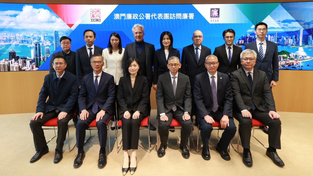 香港廉政專員胡英明(前排右三)接待澳門廉政專員歐陽湘(前排左三)率領的代表團。ICCA圖片