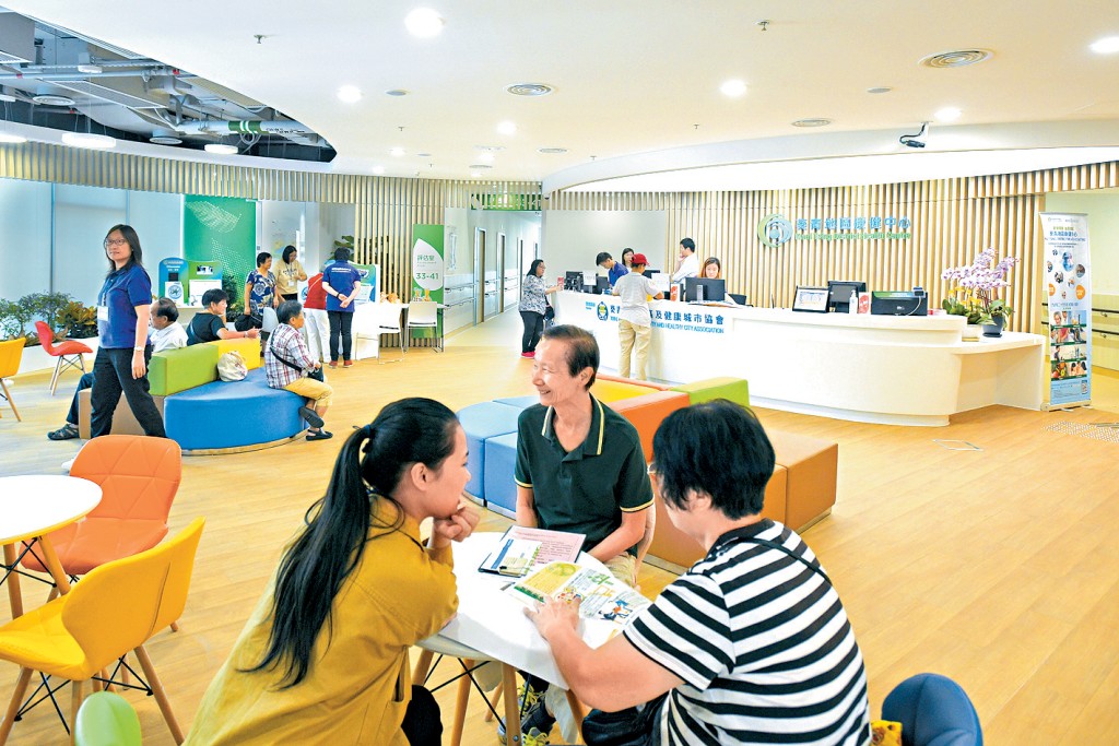 政府於全港各區設立地區康健中心及屬過渡性質的地區康健站,惟事隔6年,有8區康健站仍未「升級」。