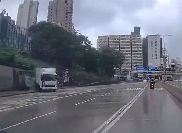意外中有途人被撞倒。fb車cam L（香港群組）影片截圖