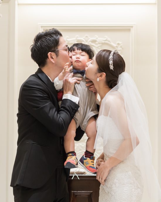 一對新人抱起小花童合照。 Masuda_H Twitter圖片