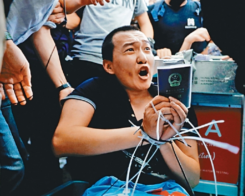 《環球時報》記者付國豪去年遭示威者包圍襲擊和綑綁。資料圖片