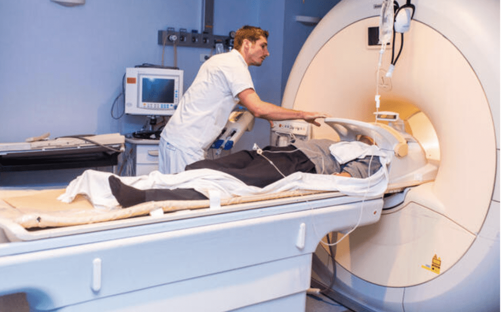 医疗团队随后为老妇进行电脑断层扫描（CT Scan），结果显示该肿块虽体积庞大且有部分钙化沉积，幸而尚未侵入颅骨。Alamy示意图