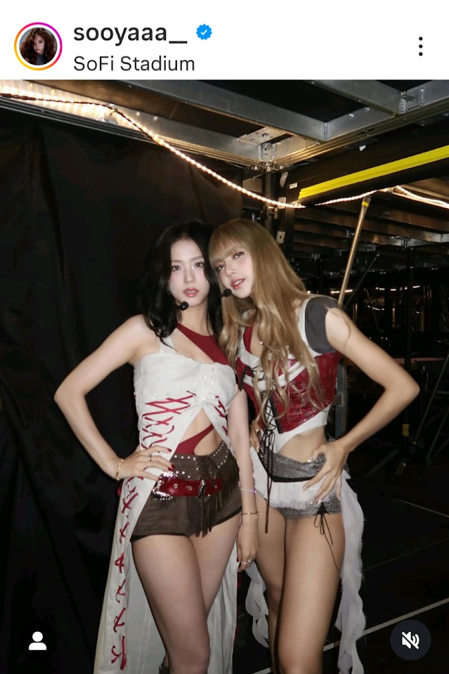 Jisoo亦上傳了跟Lisa的合照,唯獨沒有上傳跟Rosé的合照。 Jisoo亦上傳了跟Lisa的合照,唯獨沒有上傳跟Rosé的合照。