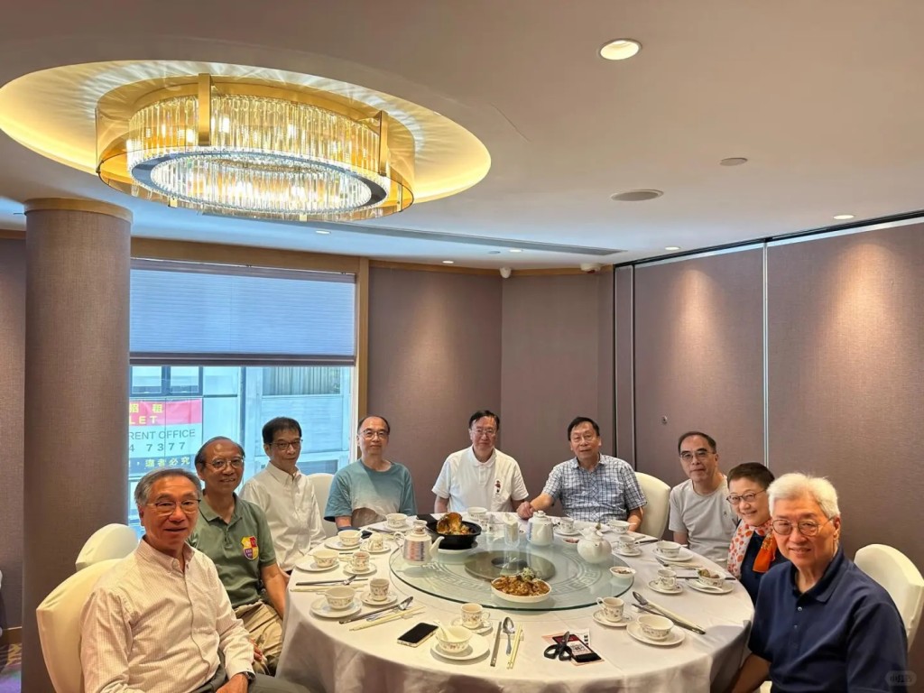 鄔友正日前出席喇沙中六B班的同學聚餐。 鄔友正日前出席喇沙中六B班的同學聚餐。
