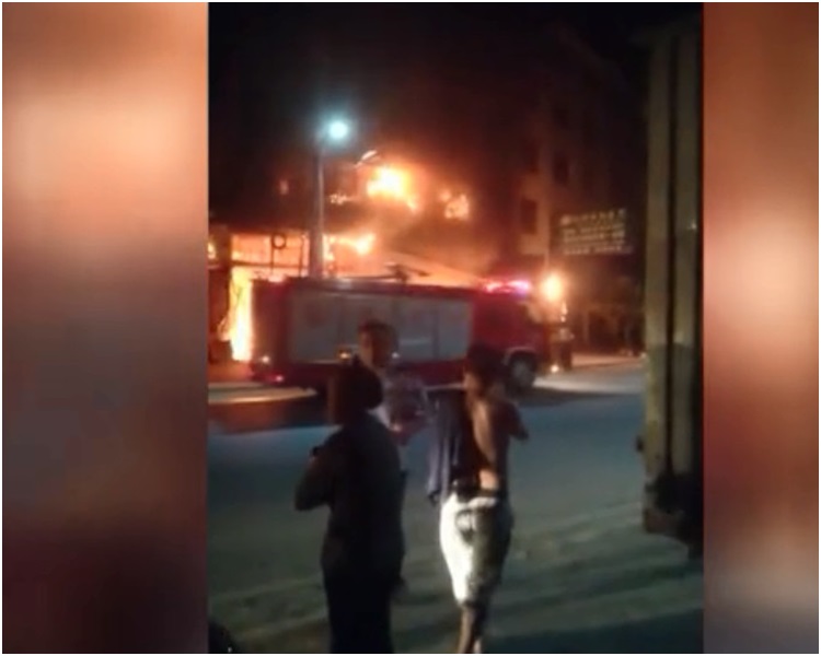 民居火災發生公安和消防趕至灌救。網圖