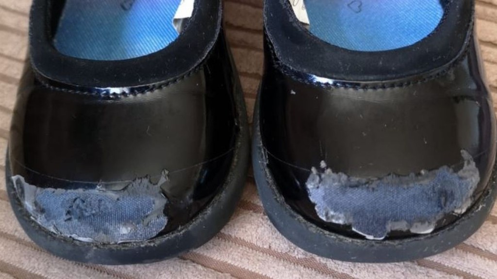 5歲女童將穿了3週新鞋踢至磨損。（圖片來源：FB@Veronique McDermott）