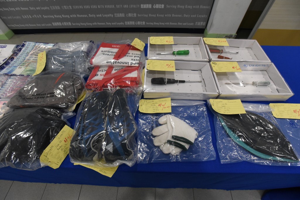 警方起回疑犯犯案時身穿的衣物及工具。黃文威攝 警方起回疑犯犯案時身穿的衣物及工具。黃文威攝