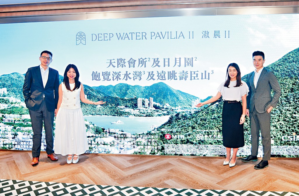 新世界何家欣(左二)表示,黃竹坑滶晨II暫收逾1000票,較首輪公開發售的88伙超額逾10倍。