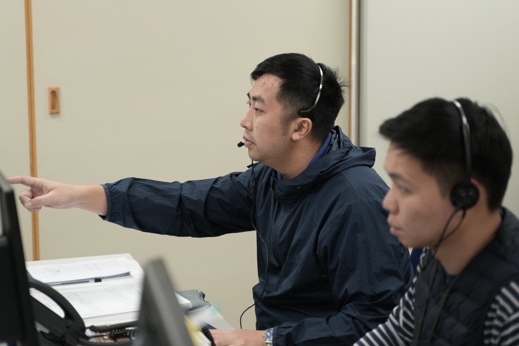 查詢中心人員爭分奪秒，每位人員每日需處理數十至上百宗查詢，輪班時間長達12小時以上。