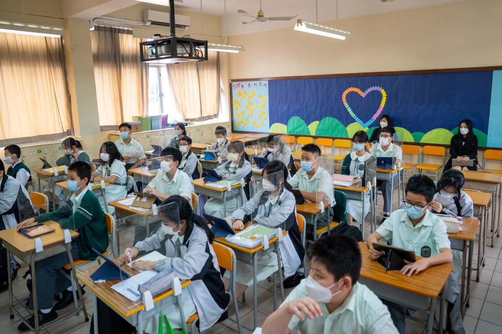 高小家長可觀察中一、中二學生的上課情況，了解學校的教學方針和上課流程。（受訪者提供）