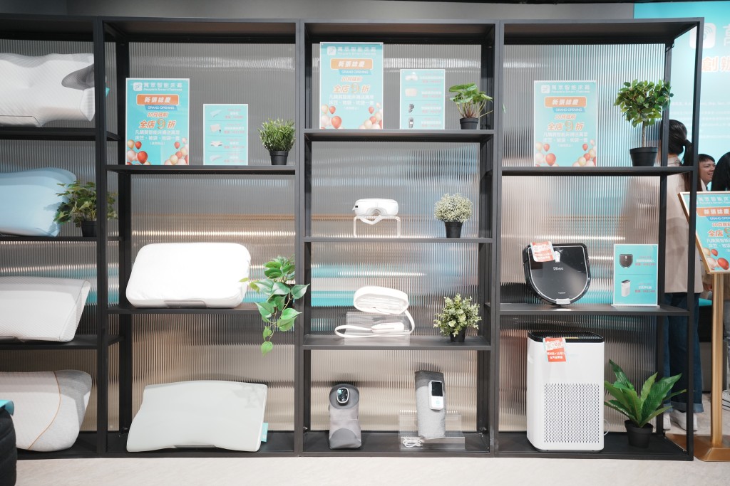 客戶可加購額外功能,例如睡眠檢測並在手機程式生成報告;偵測到鼻鼾會自動略為抬升頭部,避免過度向上仰。 客戶可加購額外功能,例如睡眠檢測並在手機程式生成報告;偵測到鼻鼾會自動略為抬升頭部,避免過度向上仰。