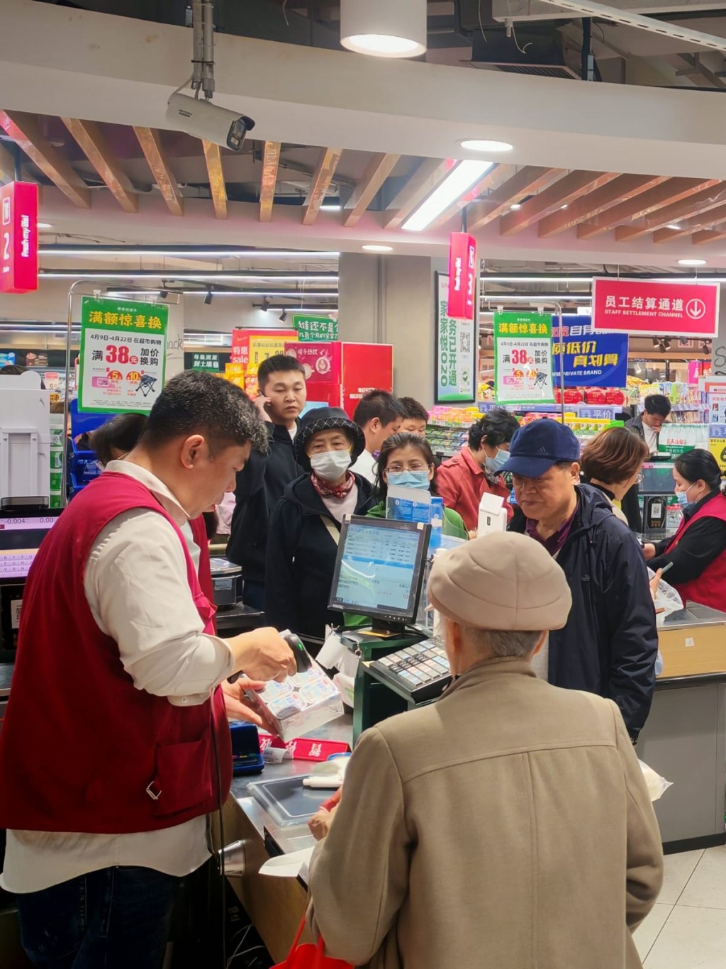 北京有民众到超市抢购食物。《星岛》驻京记者杨浚源摄 北京有民众到超市抢购食物。《星岛》驻京记者杨浚源摄