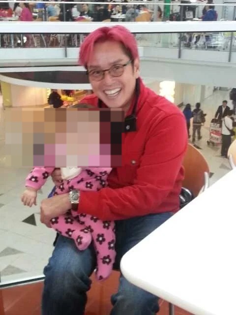 昨日(10日),有網民在小紅書上分享了一張早年於機場食店巧遇譚詠麟的照片,他笑不攏嘴地抱著坐在其大腿上的混血BB,難道譚詠麟迎來了新的家庭成員? 昨日(10日),有網民在小紅書上分享了一張早年於機場食店巧遇譚詠麟的照片,他笑不攏嘴地抱著坐在其大腿上的混血BB,難道譚詠麟迎來了新的家庭成員?