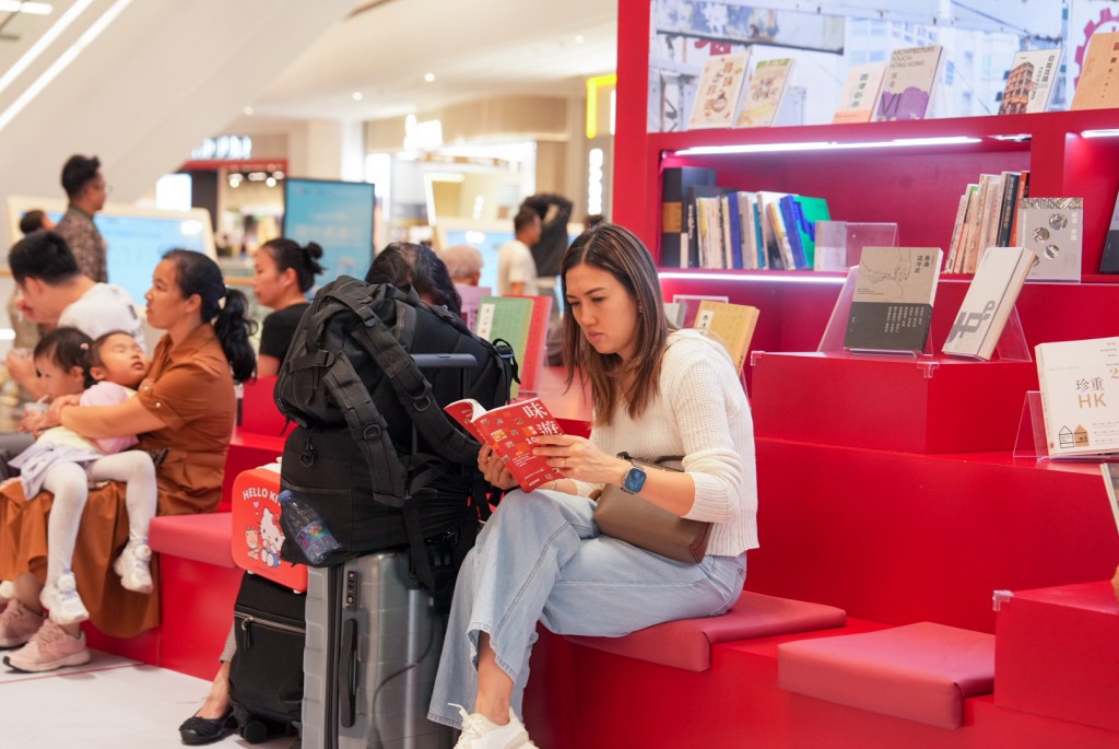 深圳市民在「字遊香港 漫步城市」主題展覽暨書展閱讀。