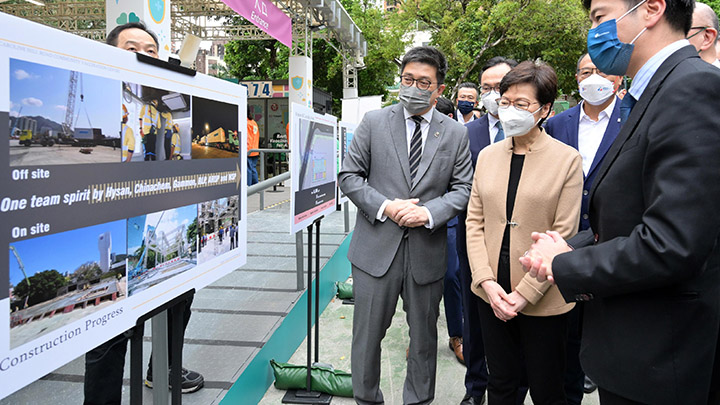 林鄭月娥參觀加路連山道短期社區疫苗接種中心。政府新聞處圖片