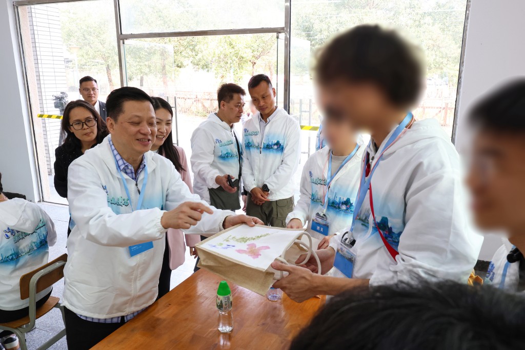 活動贊助人夏中建（前排左一）帶領青少年更生人士到佛山一間學校體驗中國傳統手工藝，了解源遠流長的中國歷史與文化底蘊。政府新聞處圖片