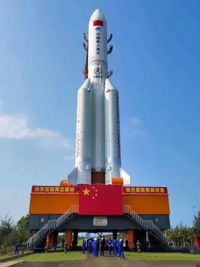 長征5號B火箭是巨大的。 長征5號B火箭是巨大的。