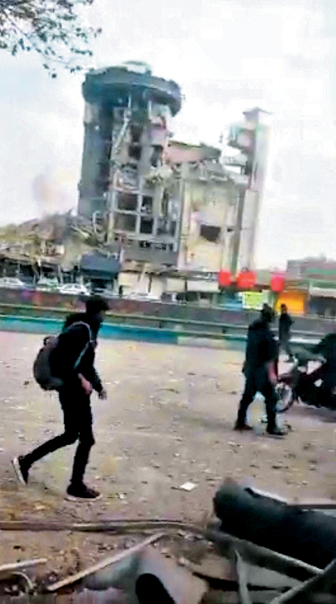 伊朗中部伊斯法罕市的光学工业大楼，日前遇袭损毁。