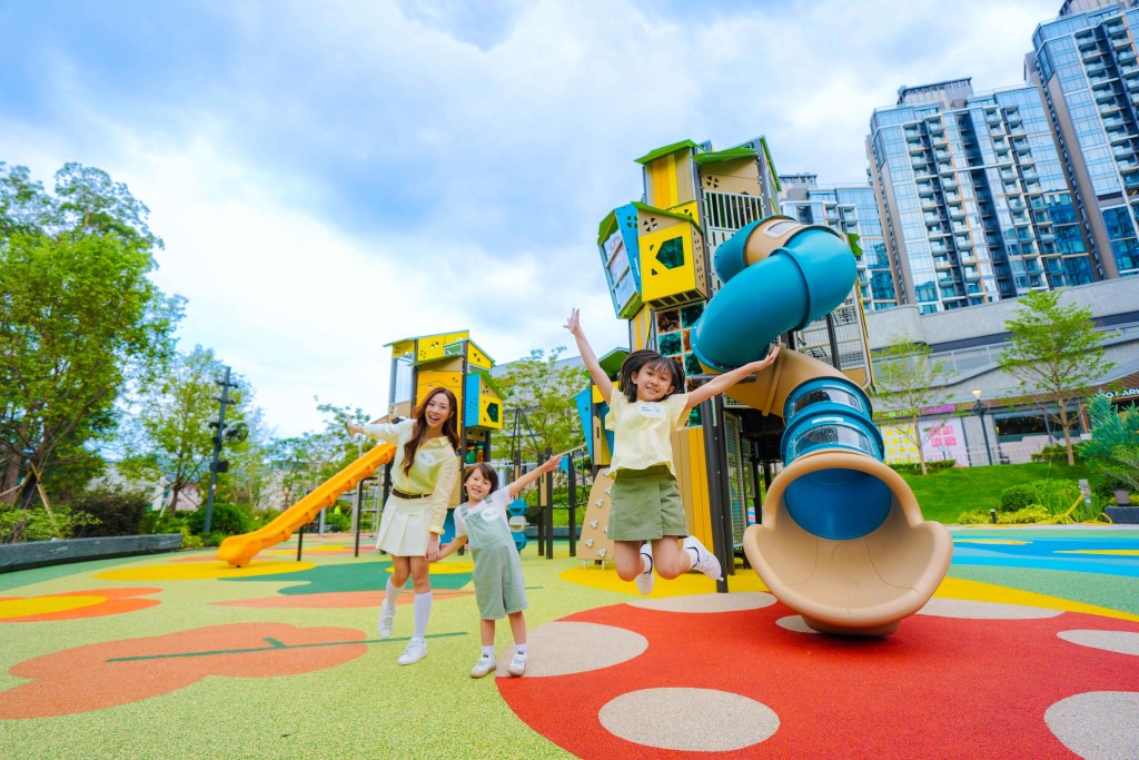 「樹屋小天地」設計以森林樹屋雙子塔滑梯為主軸。