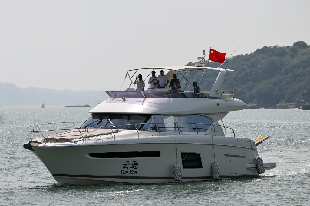 首批共5艘內地遊艇於中午陸續抵達位於愉景灣的大嶼山遊艇會。