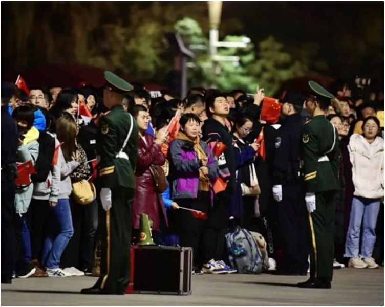 有遊客表示，前一天晚上8時已來到。網圖