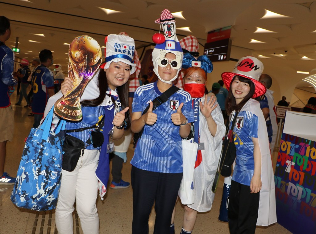 日本球迷悉心打扮入场支持爱队。王嘉豪摄