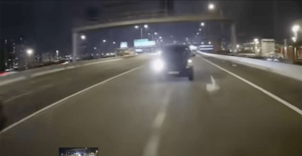 客貨車在駛至一匯合處時切線。車cam L（香港群組）片段截圖