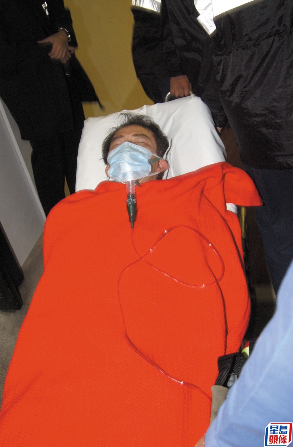 梅启明在梅艳芳的火葬仪式中昏倒，被送院诊治。  ​