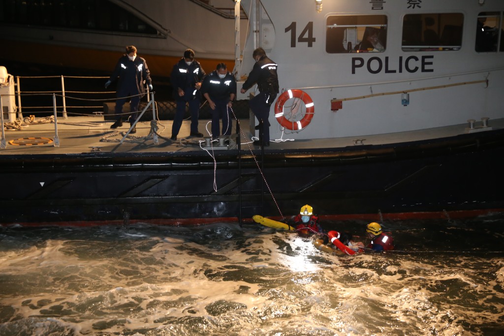 堕海女生载浮载沉，幸救援人员及时将她救起。