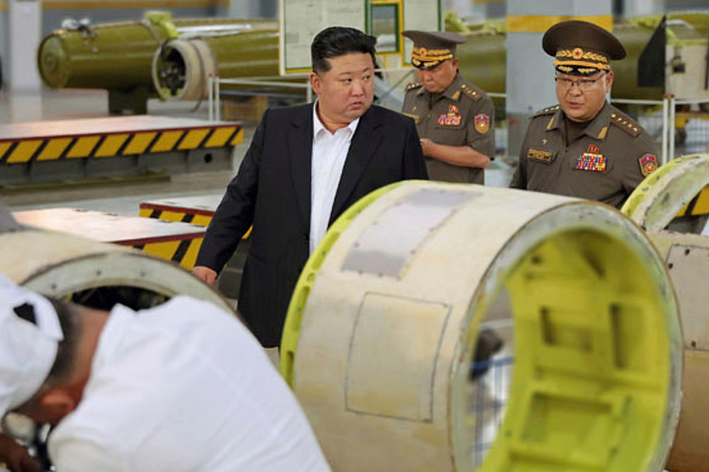 金正恩检查导弹生产能力。美联社