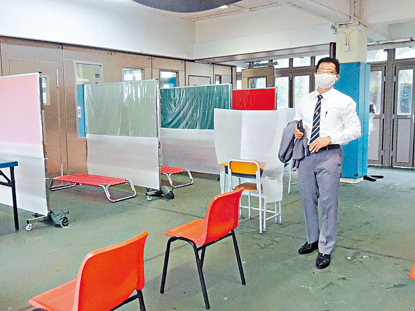 學校闢設「發燒隔離區」,設有獨立分隔的桌椅及摺牀,校長朱偉林指若有學生發燒或不適,會安排他們在此休息,並通知家長接走。
