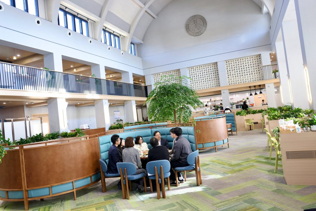 行政長官李家超與四位在北京讀書或工作的香港青年共晉早餐。李家超FB圖片