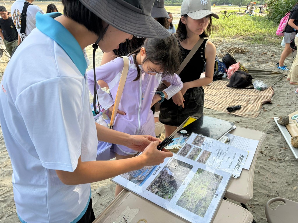 漁護署聯同香港海洋公園保育基金於水口沙坪設置教育攤位。